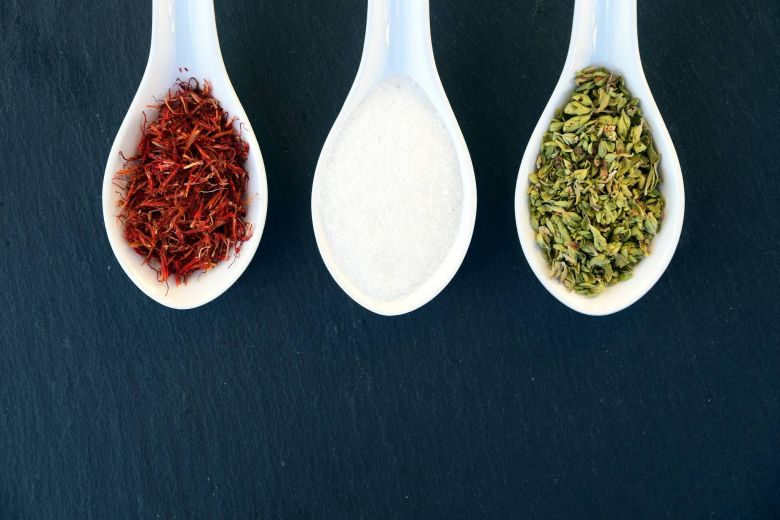 Epices, sel et herbe dans cuillères